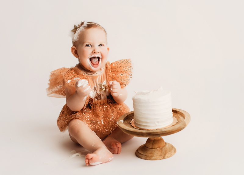 one year birthday photography session with cake